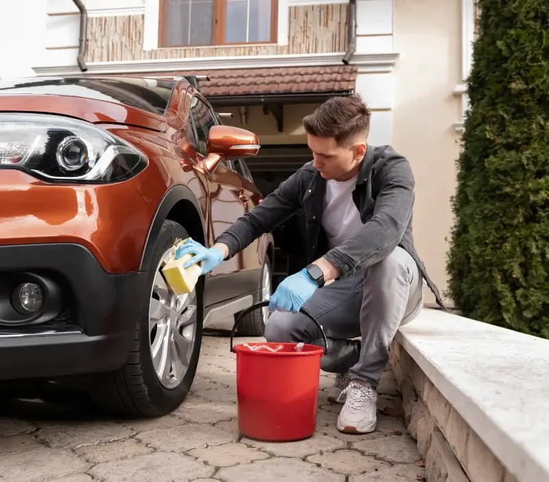 Lavage auto à domicile Lesparrou : professionnel intervenant sur un véhicule